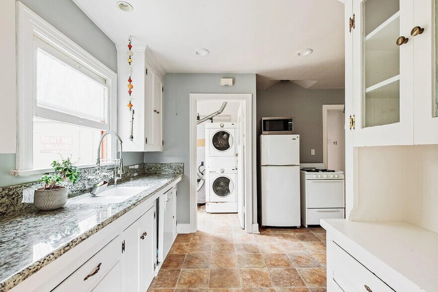 Kitchen - 1033 Grant St