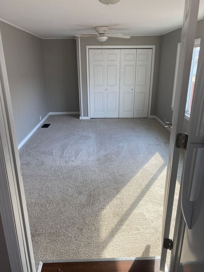 Building Photo - Three Bedroom House