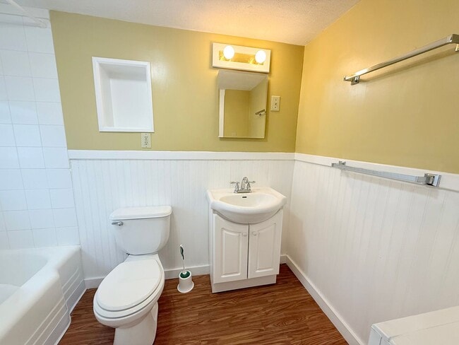Building Photo - Newly Remodeled 2 BR/1 BA Home!