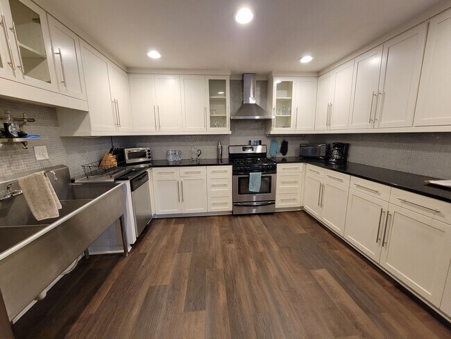 Building Photo - Spacious and newly renovated 3 bed 2 bath ...