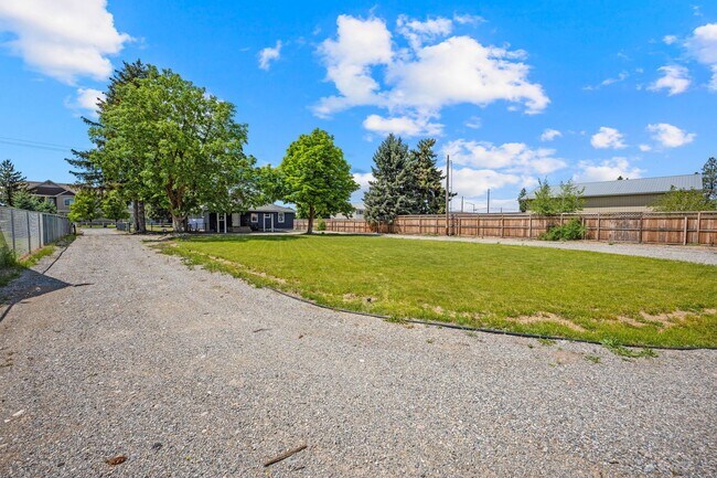 Building Photo - Gorgeous North Side Home With Shop!