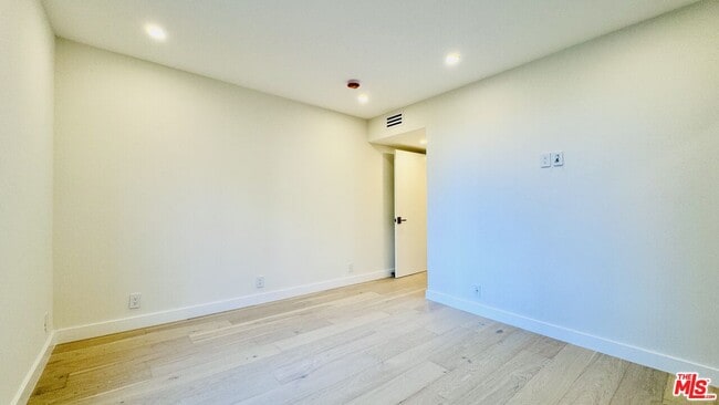 Building Photo - 414 N Palm Dr