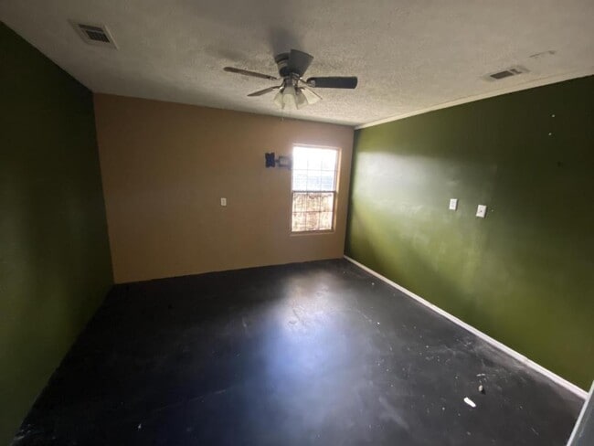 Building Photo - 1999 N Cloverdale Terrace