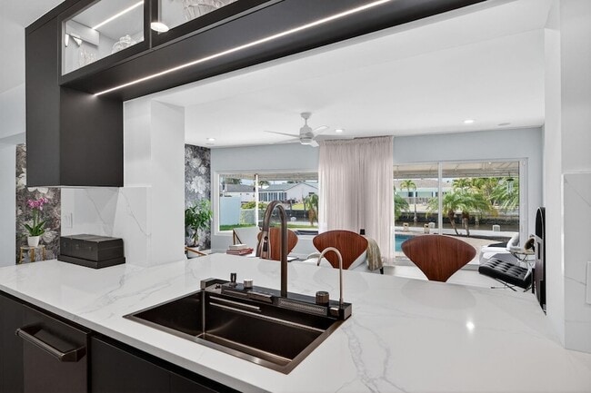 Building Photo - 2720 NE 59th St