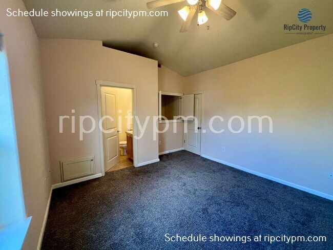 Building Photo - 1090 SW 170th Ave