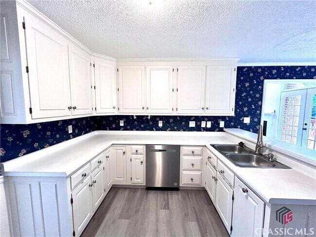 Building Photo - 120 Cedar Springs Pl