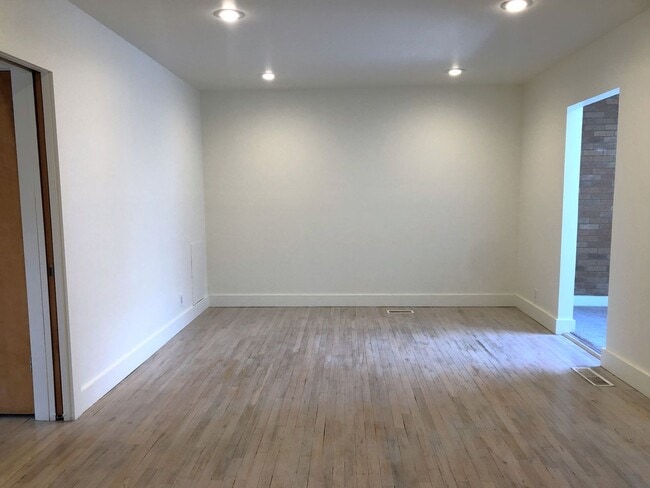 Building Photo - Beautiful 2 Bedroom Apartment with Office in Sugar House!