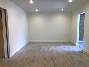 Building Photo - Beautiful 2 Bedroom Apartment with Office ...