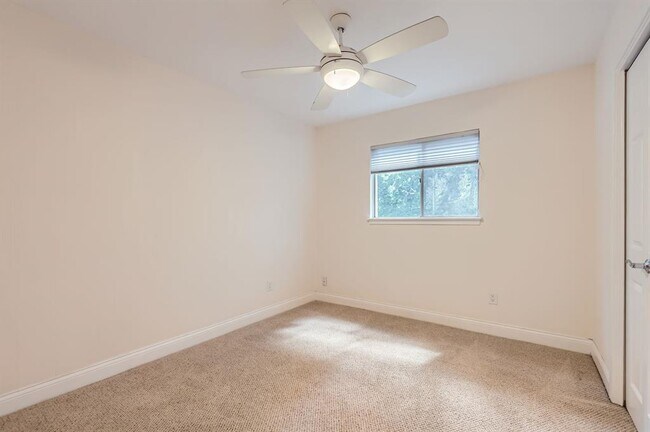 Building Photo - 3004 Maywood Cir