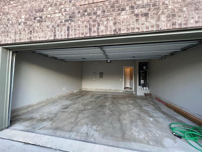 Building Photo - 16017 Hawthorne Heights Trail