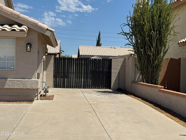 Building Photo - 8460 W Aster Dr
