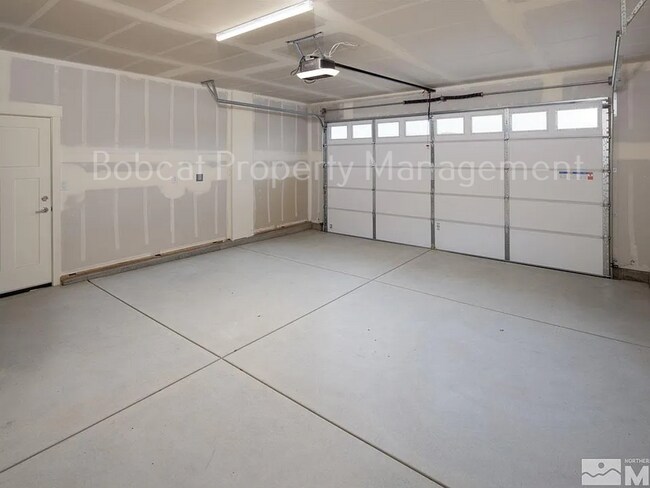 Building Photo - Newer Home in Dayton - Ready for Move-In 5/1/26!