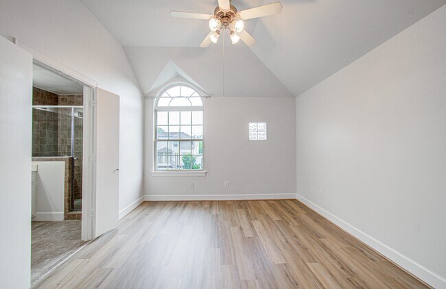 Building Photo - 624 E 39th St