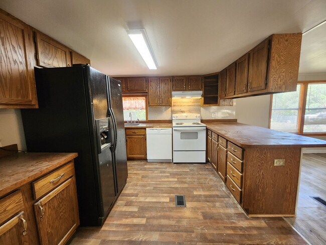 Building Photo - 3 bed, 2 bath on 1/3 Acre of FENCED land.