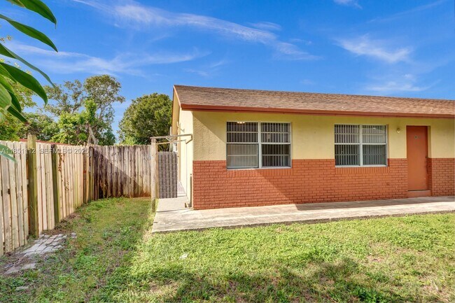 Building Photo - 2610 Riverland Dr