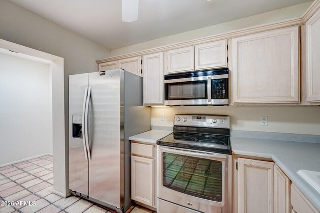 Building Photo - 616 E Manzanita Dr