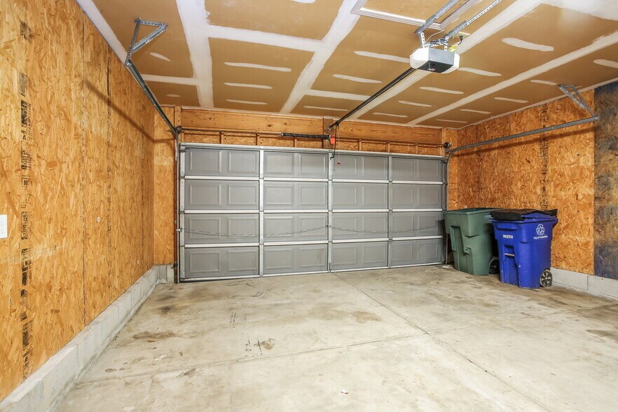 Building Photo - 1056 Leclerc Pl