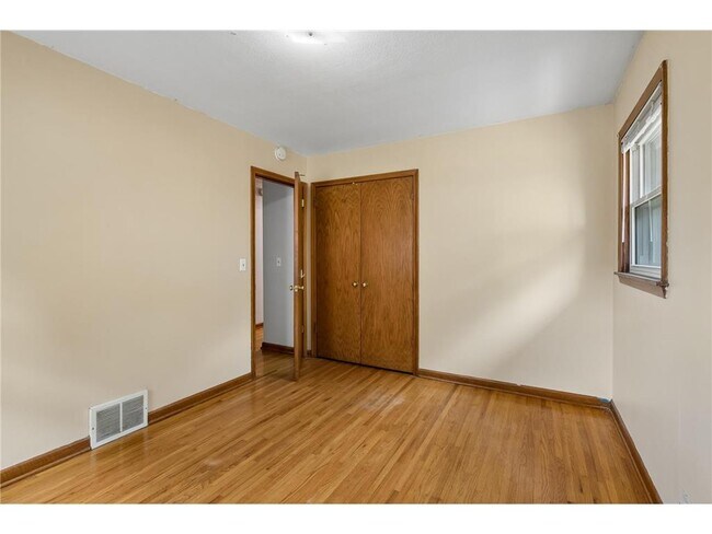 Building Photo - 5542 S 28th Ave