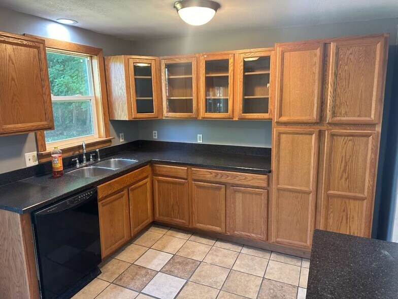 Building Photo - 66 Layton St