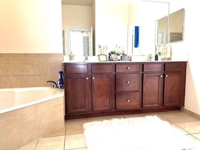 Building Photo - 9050 SW 170th Ct