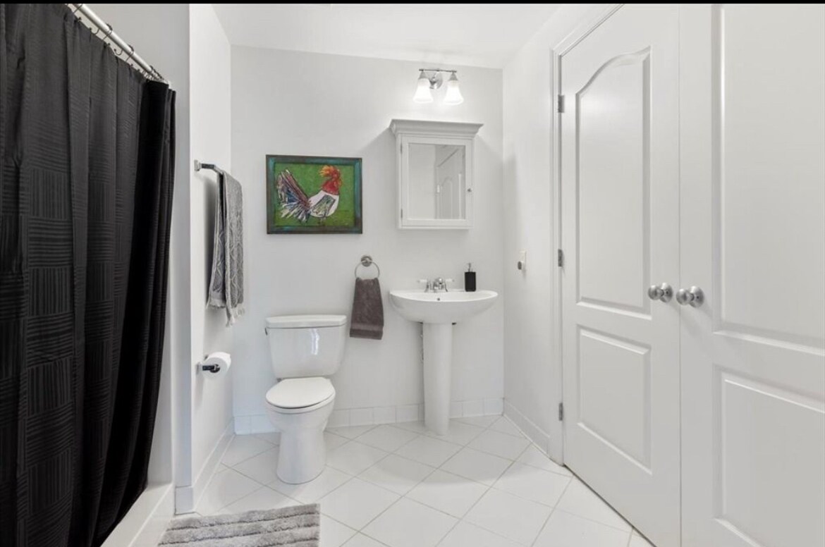 Building Photo - 614 Pond St