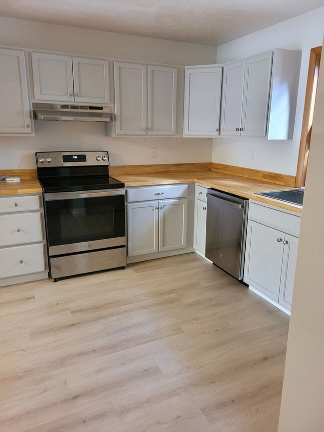 Building Photo - 4 bedroom Townhouse on Bloomington's South Side; Located in The Woodlands!