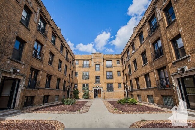 Building Photo - 724 W Roscoe St