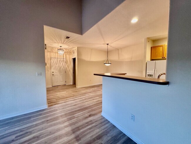 Building Photo - SW Littleton Top Floor Condo with Mountain Views!