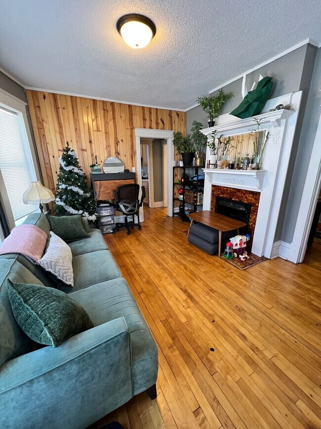 Building Photo - 922 E 5th St