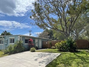 Building Photo - 701 SE 4th St