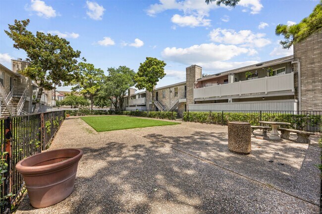 Building Photo - 10673 Braes Bend Dr