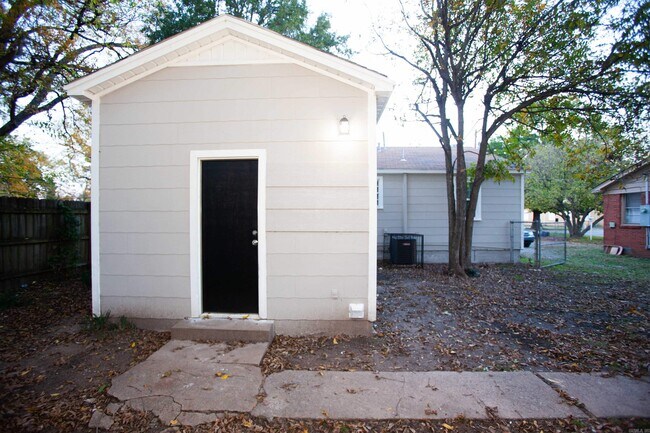 Building Photo - 5008 Lynch Dr