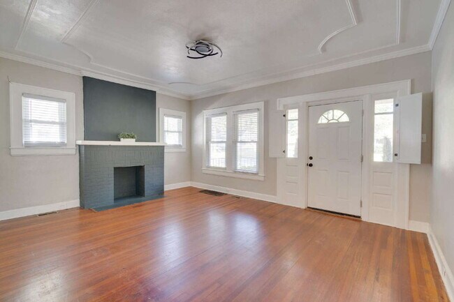 Building Photo - Three-Bed Home w/ Fenced in BackYard in the Heart of Durham