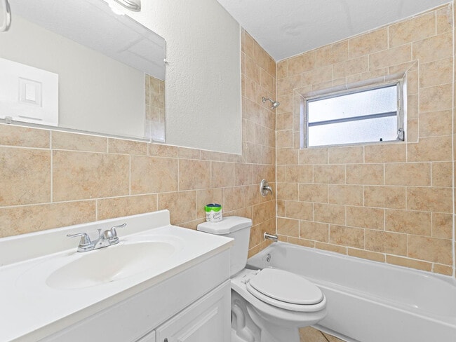 Building Photo - 21200 NE 12th Ct