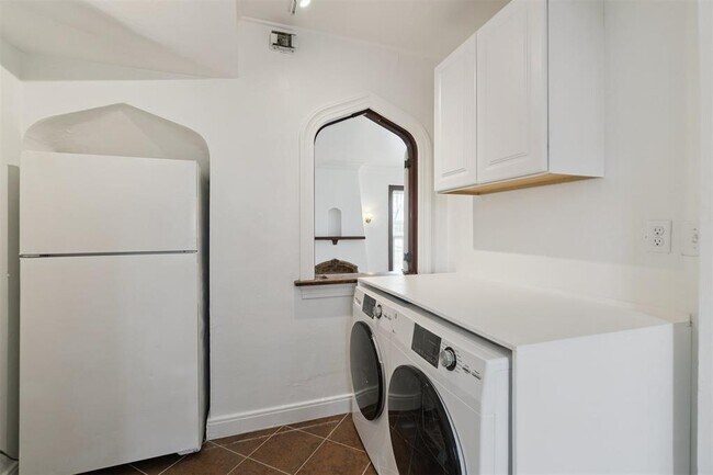 Building Photo - 1905 N Brauer Ave