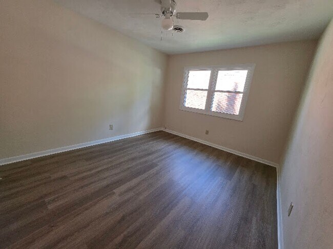 Building Photo - Move In Ready Brick Ranch