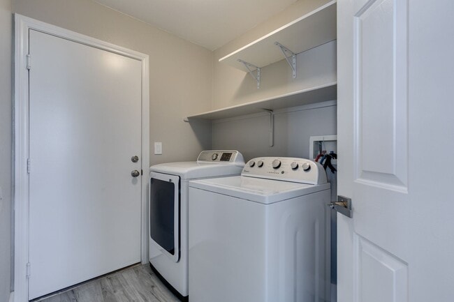 Building Photo - Completely upgraded 3 bedroom home in Macd...