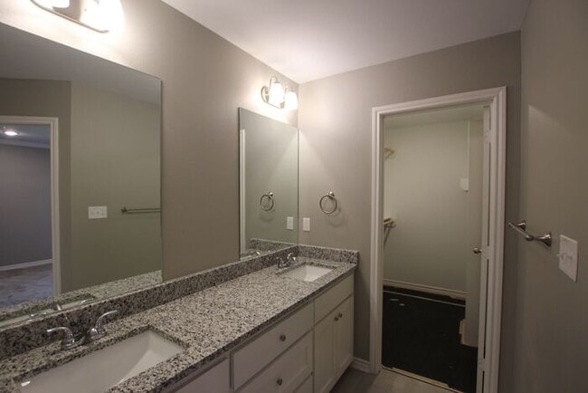 Building Photo - Beautiful 3 Bedroom 2 Bathroom Townhouse in South Tyler! Now offering 1st full month rent free!