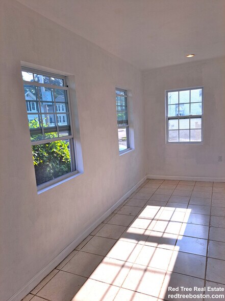 Building Photo - 158 Baker St