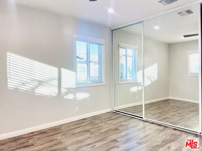 Building Photo - 624 N Toluca Park Dr