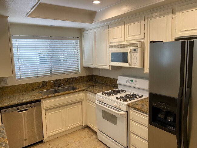 Building Photo - Spacious and Renovated Santa Monica Townhouse - Walker's Paradise 12th and Wilshire!