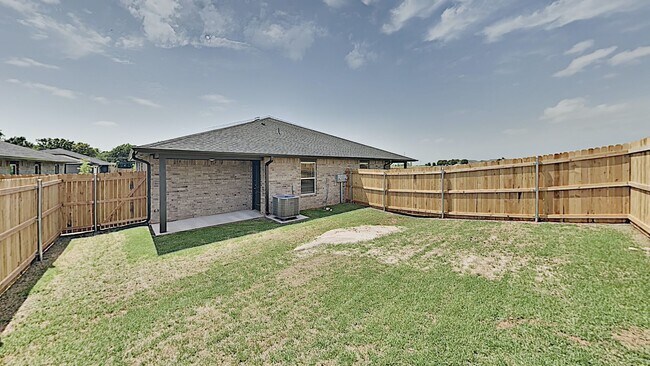 Building Photo - 2 Bed 2 Bath with a 2 Car Garage Duplex wi...