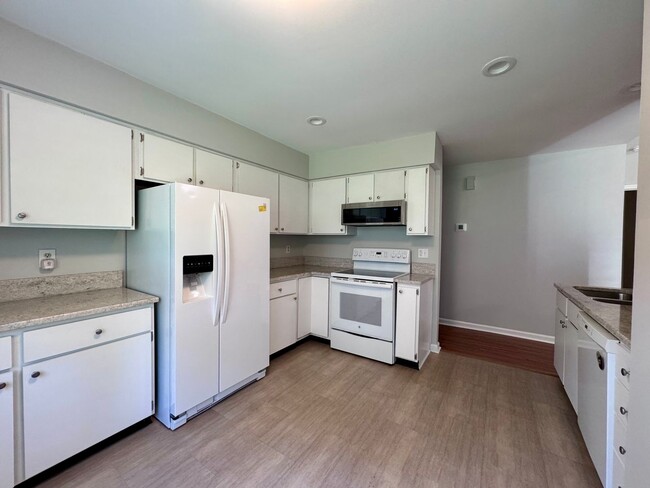 Building Photo - Desirable End Unit Townhome in Five Oaks!
