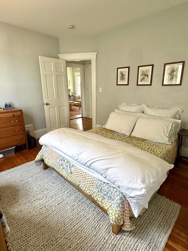 Building Photo - The Perfect 2bed/1bath with Porch, Private...