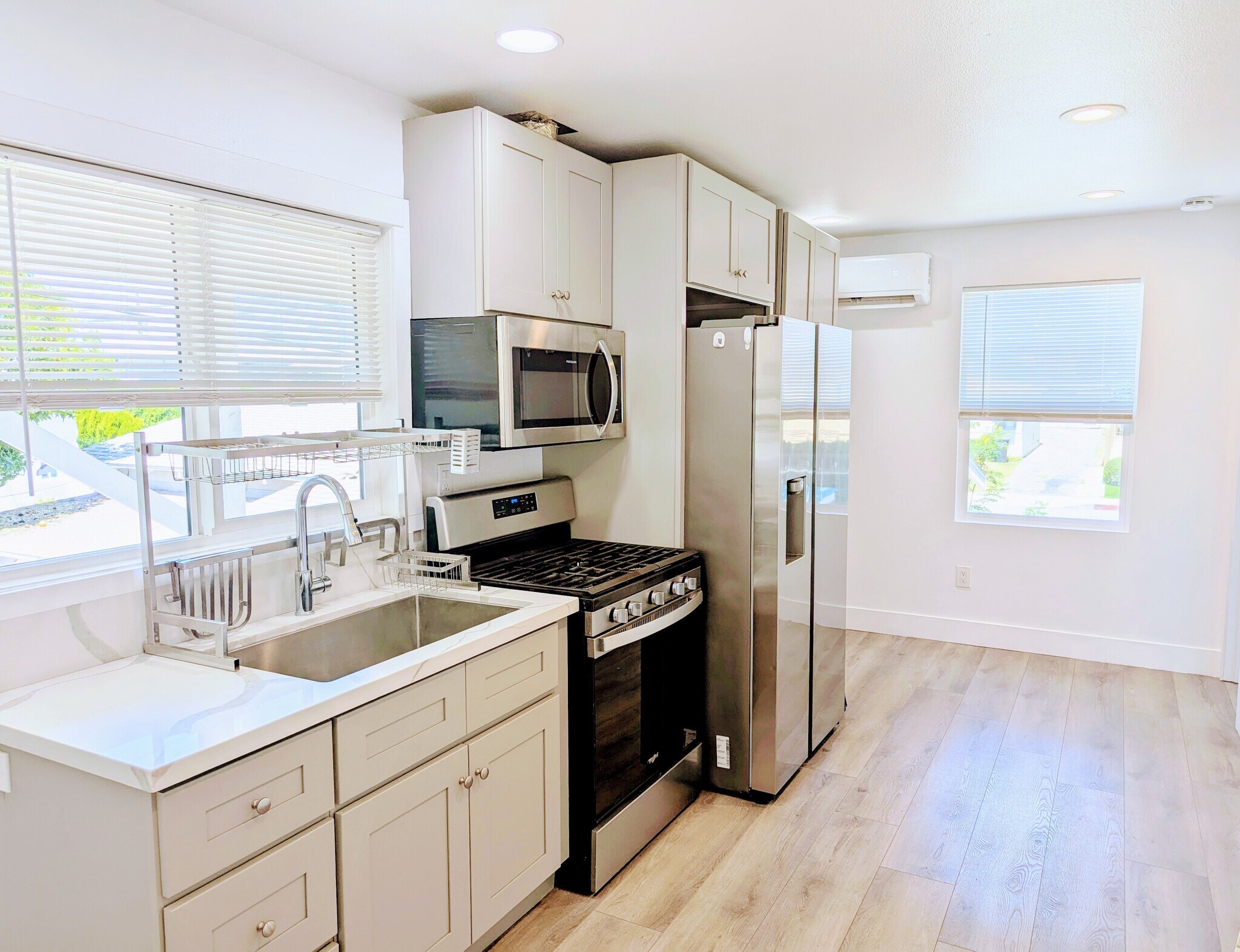 Building Photo - 728 E Palmer Ave