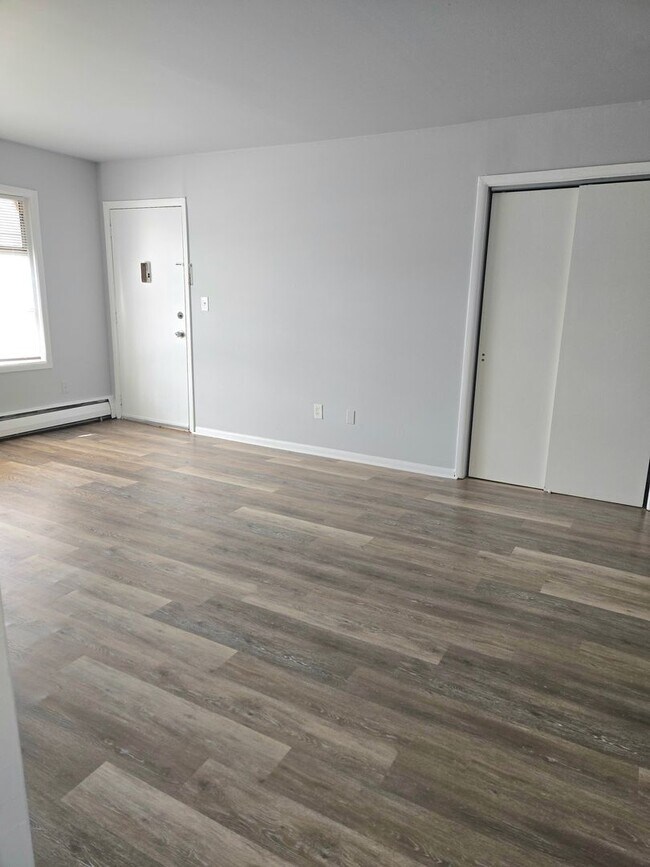 Building Photo - Large 2 bedroom, 1 bathroom