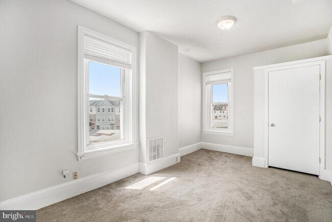 Building Photo - 103 E 4th St