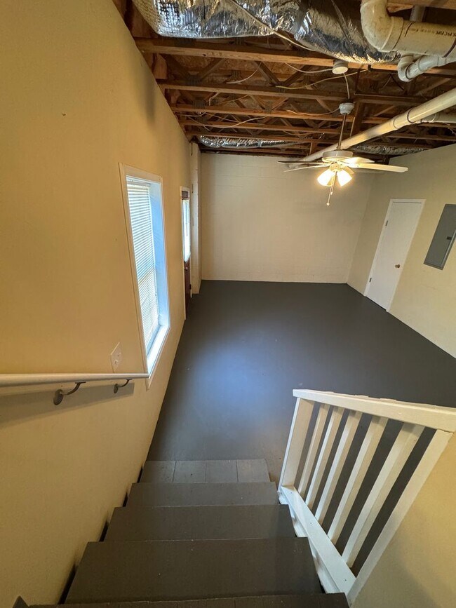 Building Photo - Nice 3/2 House in Silver Creek with bonus rooms- $1,495