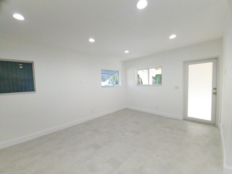 Building Photo - 19 SE 12th Ave