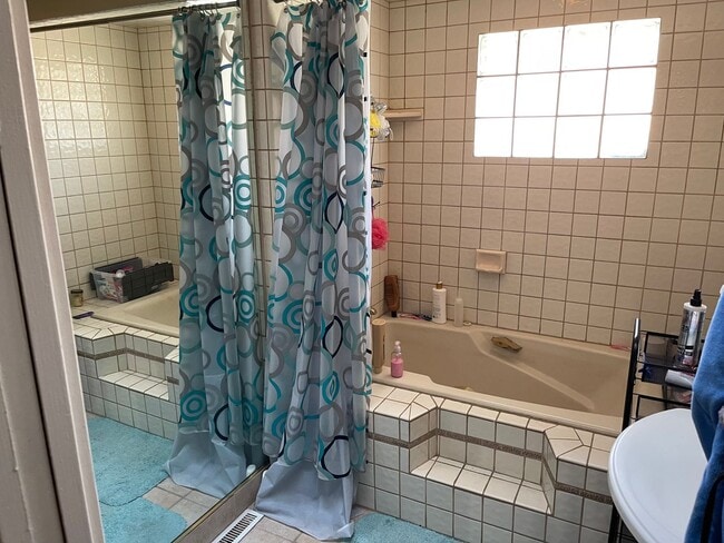 Building Photo - 3 Bed 2 Bath Home with Swimming Pool in Desirable Presidential Neighborhood!